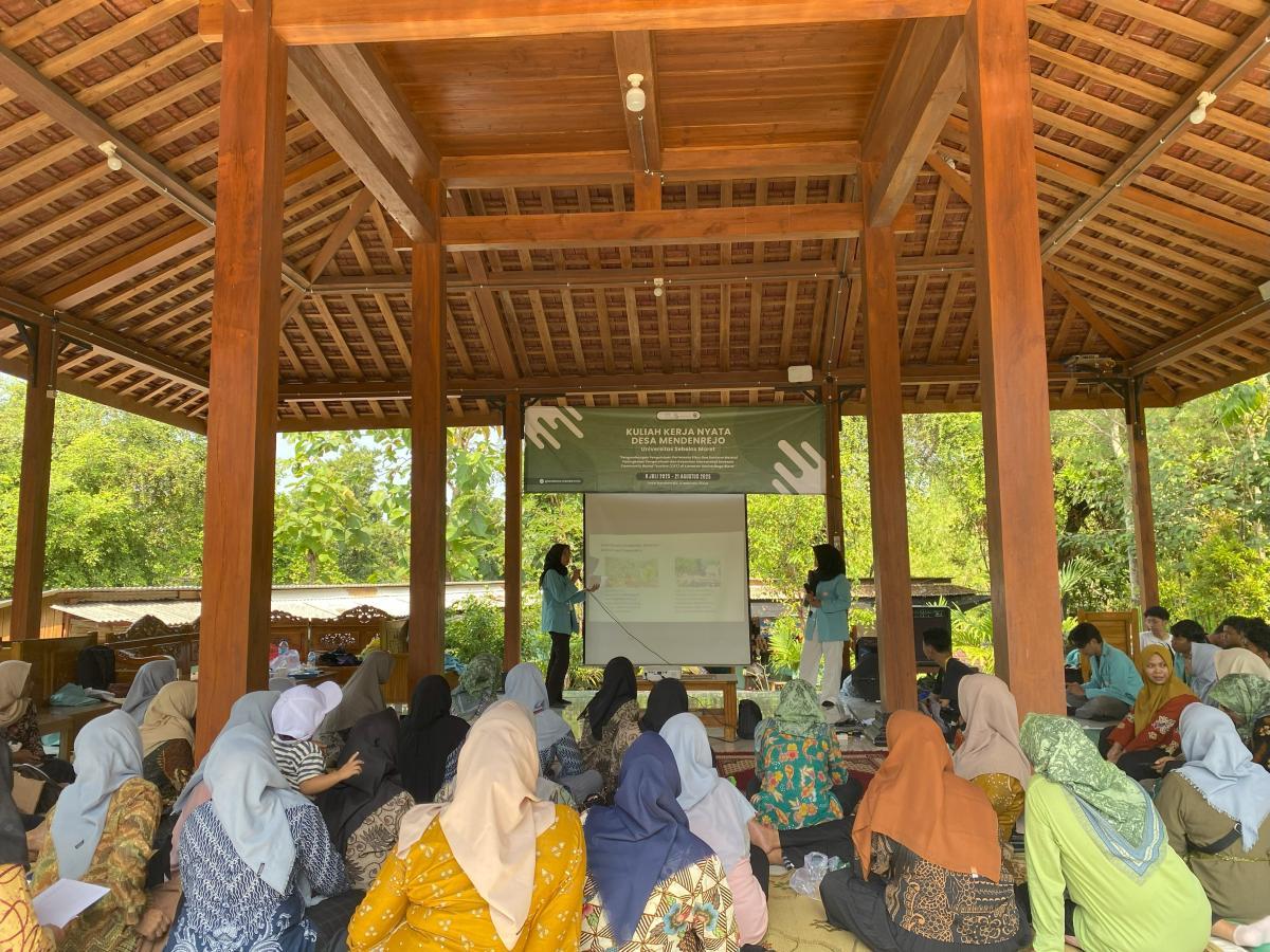 Sosialisasi Pemasaran Digital, Branding Wisata Goa Sentono, dan Pengembangan UMKM Desa Mendenrejo